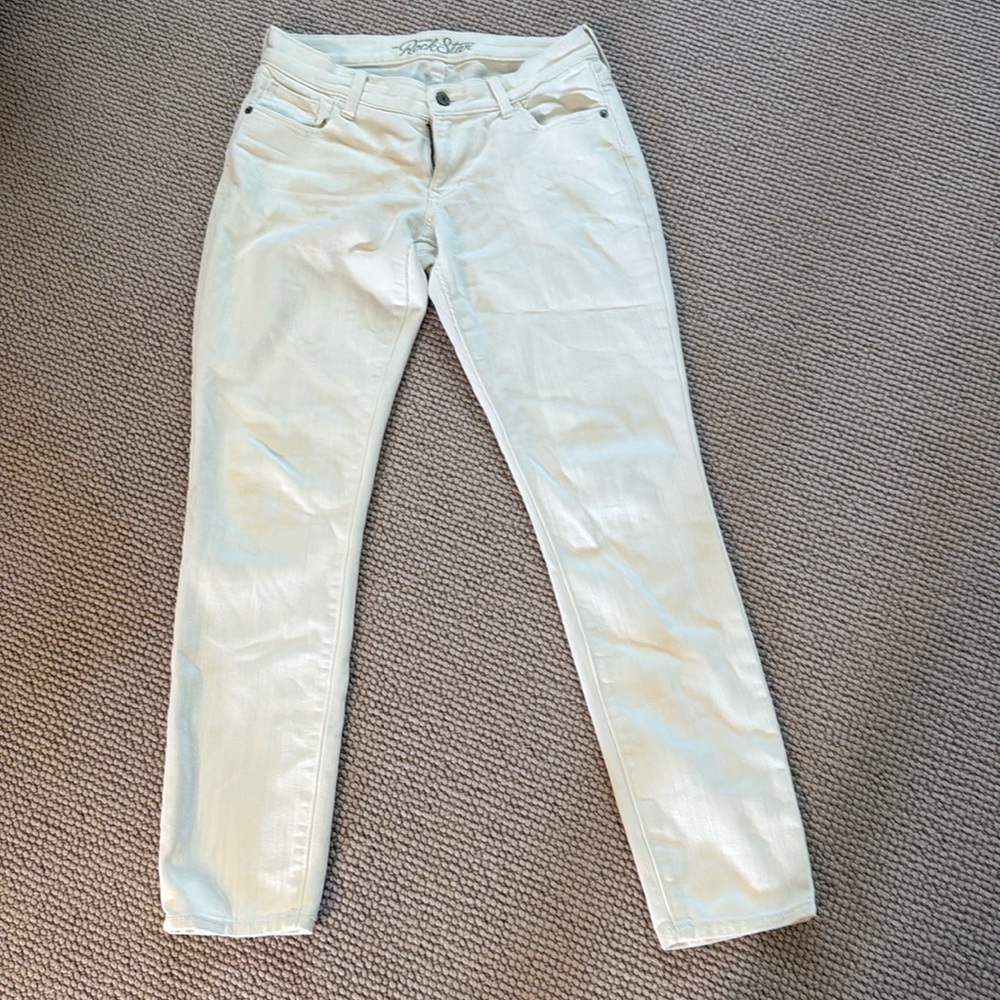 White Old Navy “Rock Star” size 8 jeans